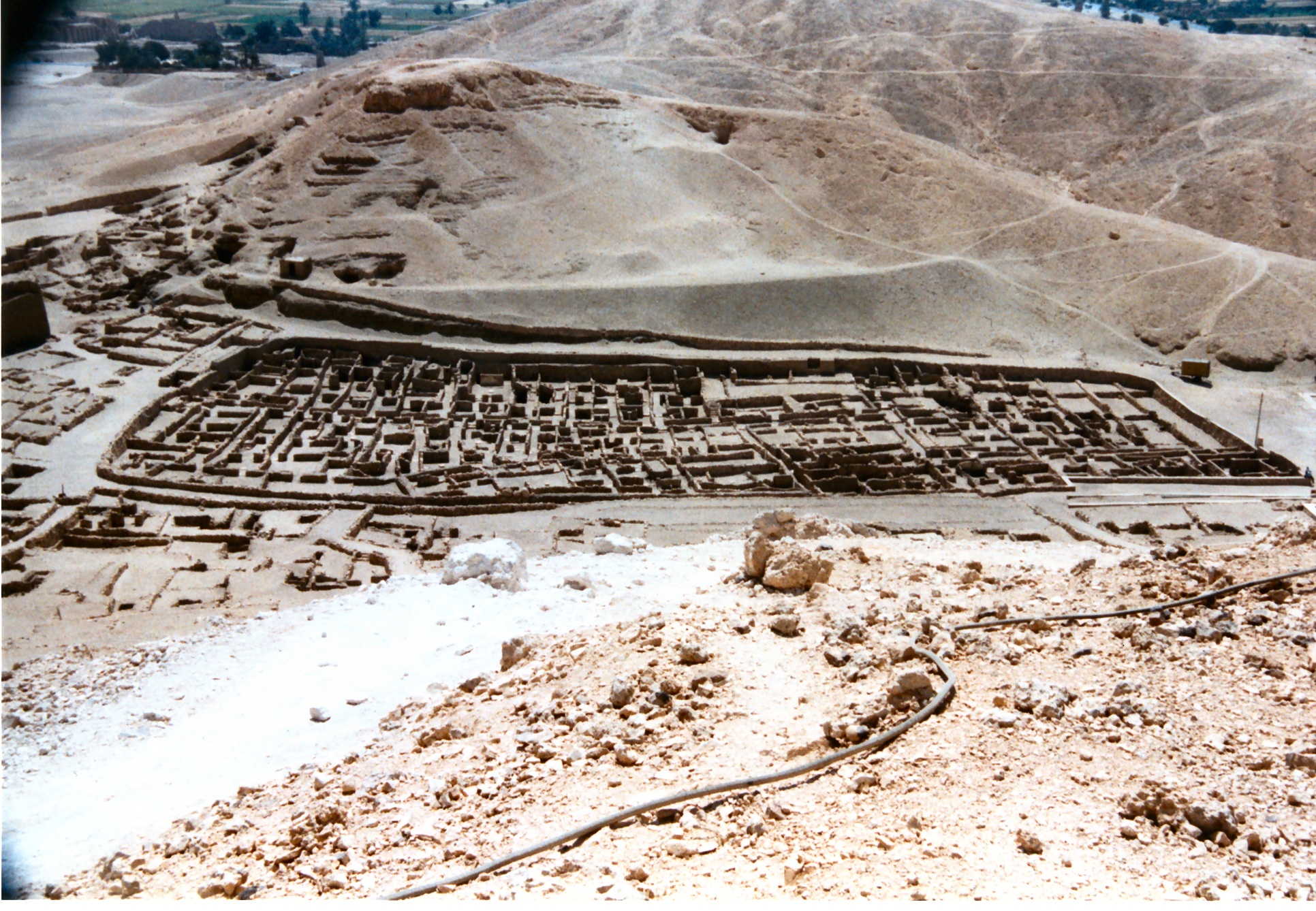 Blick auf Deir el Medina, Foto: S. Kuschnarew